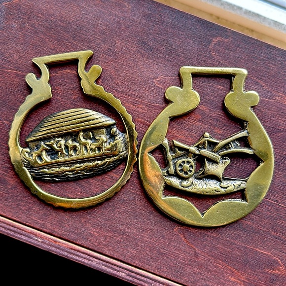 PLOUGH vintage horse brass (5228) & (977) Noah's Ark Boat Parade Medallion Lot - Picture 1 of 7
